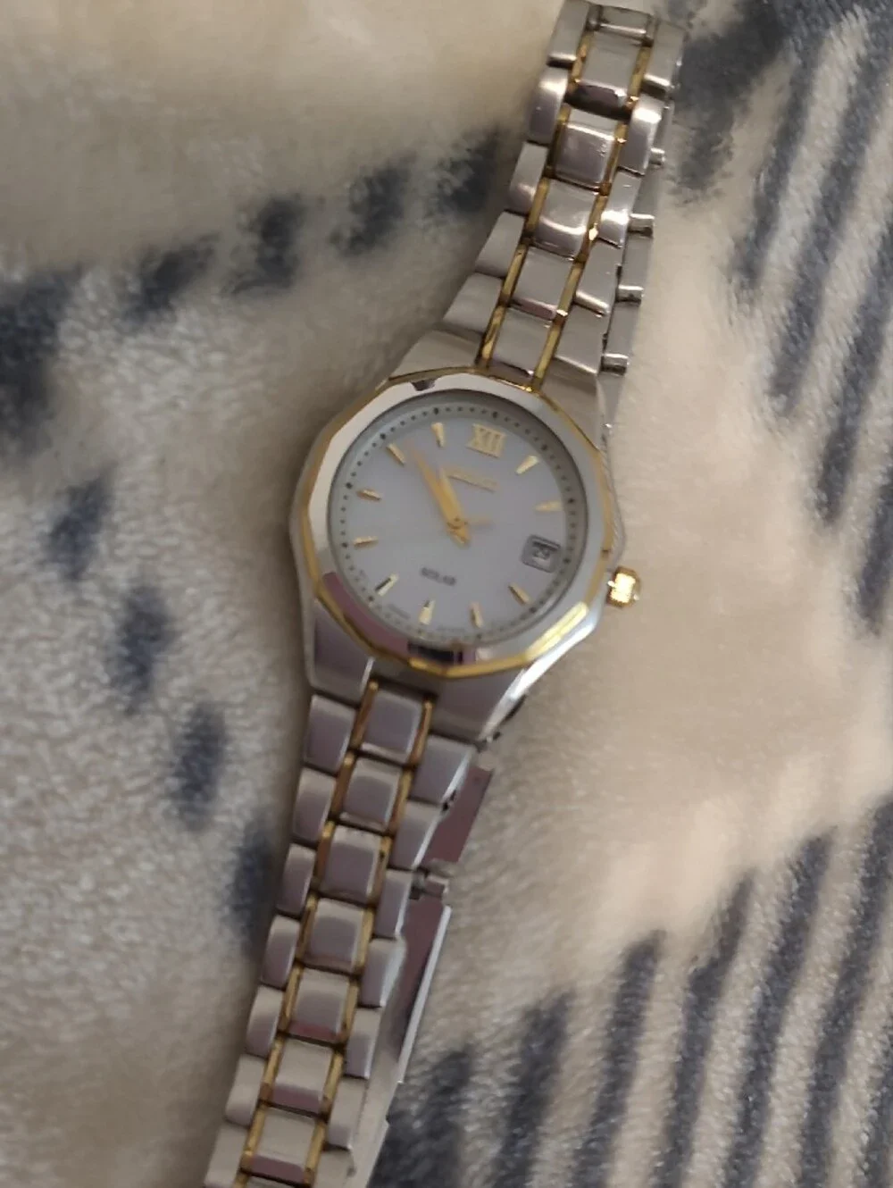 Seiko Two-Tone Solar Watch – White Dial Stainless Steel with Gold Accents Nice - Picture 2 of 5
